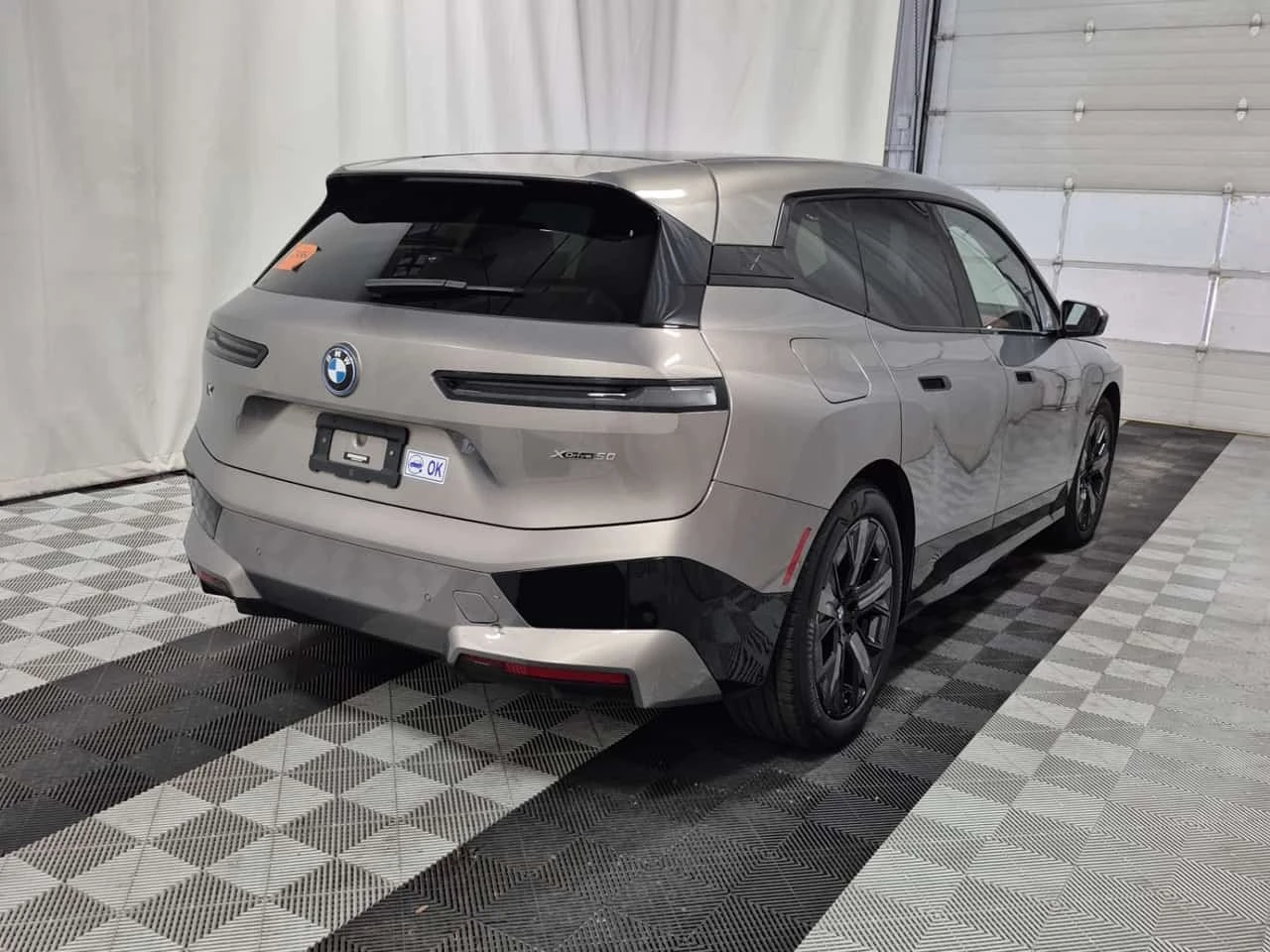 BMW iX XDRIVE50* CARFAX* АВТОКРЕДИТ БЕЗ ПЪРВОНАЧАЛНА ВНОС, снимка 3 - Автомобили и джипове - 55737815