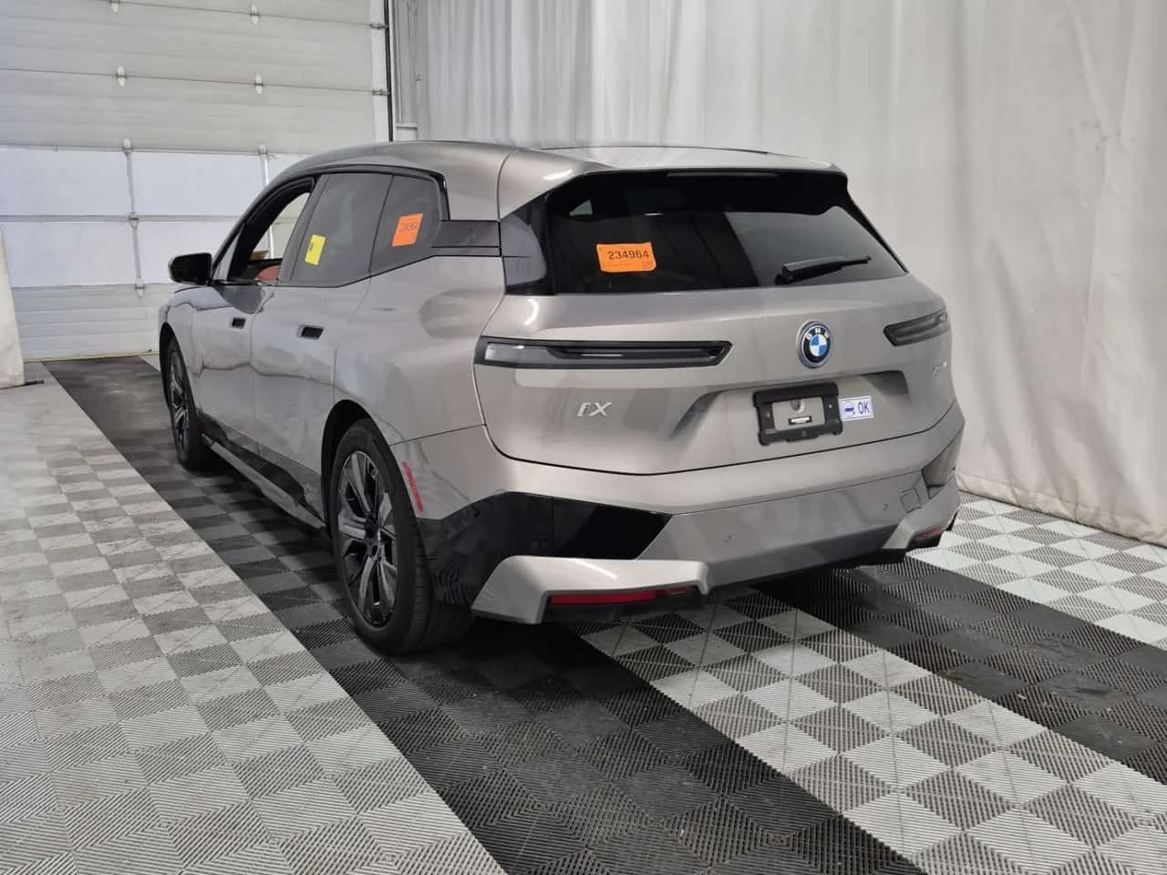 BMW iX XDRIVE50* CARFAX* АВТОКРЕДИТ БЕЗ ПЪРВОНАЧАЛНА ВНОС, снимка 4 - Автомобили и джипове - 55737815