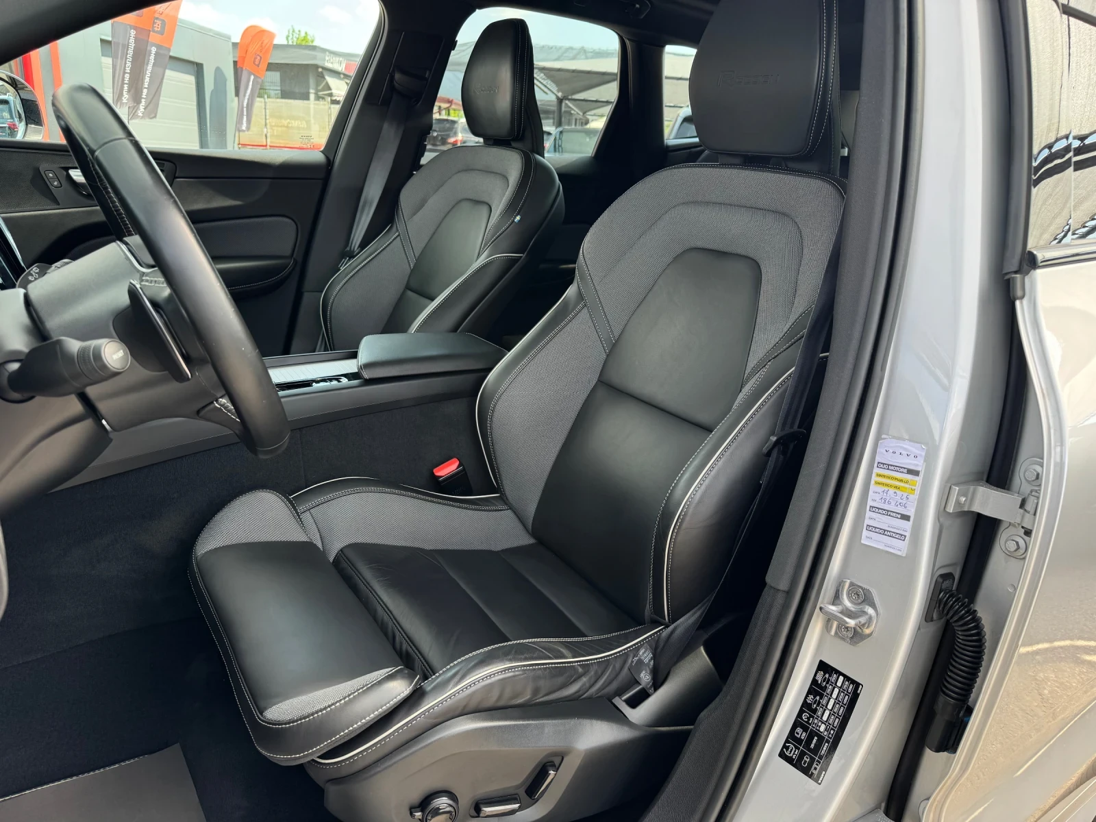 Volvo XC60 B5* AWD* R DESIGN* FACE* PANO* TOP, снимка 8 - Автомобили и джипове - 55467575