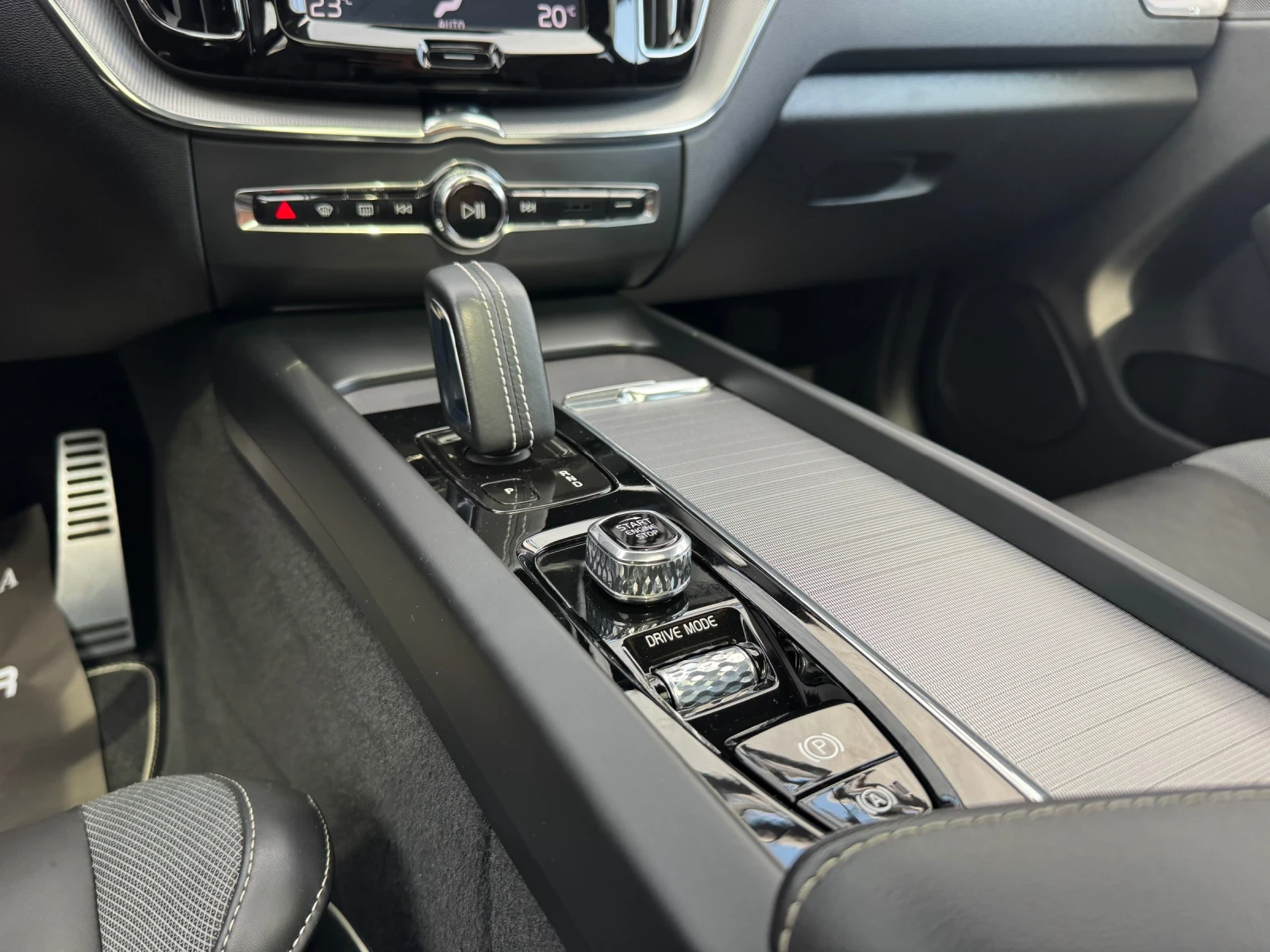 Volvo XC60 B5* AWD* R DESIGN* FACE* PANO* TOP, снимка 13 - Автомобили и джипове - 55467575