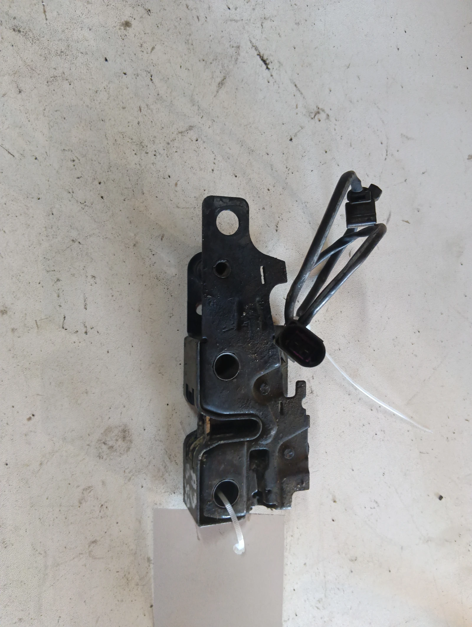 брава преден капак 8P0823509D Audi A3