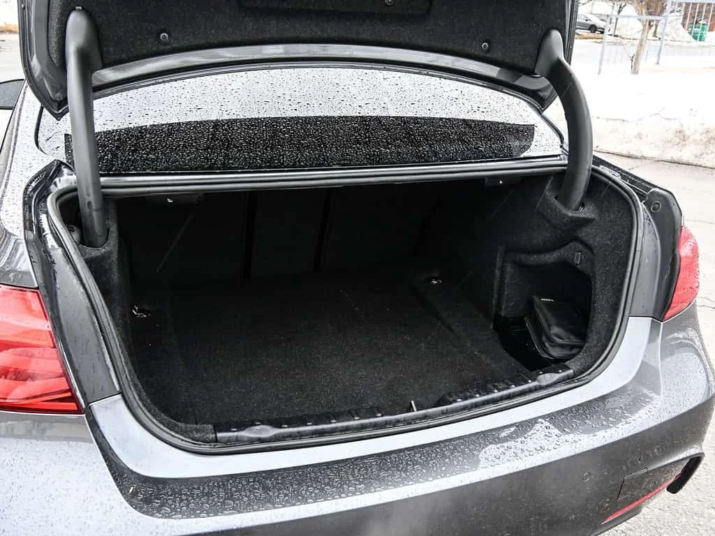 BMW 330 * 330i xDrive Sedan * CARFAX * ЦЕНА ДО БГ, снимка 10 - Автомобили и джипове - 54208200