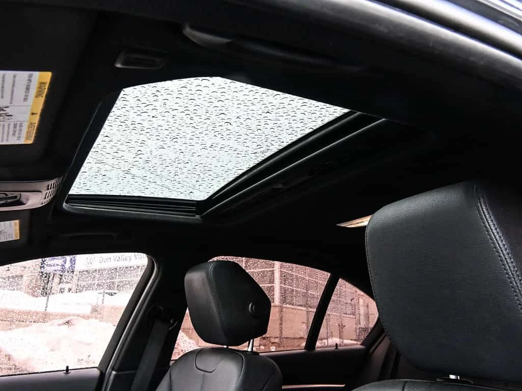 BMW 330 * 330i xDrive Sedan * CARFAX * ЦЕНА ДО БГ, снимка 17 - Автомобили и джипове - 54208200