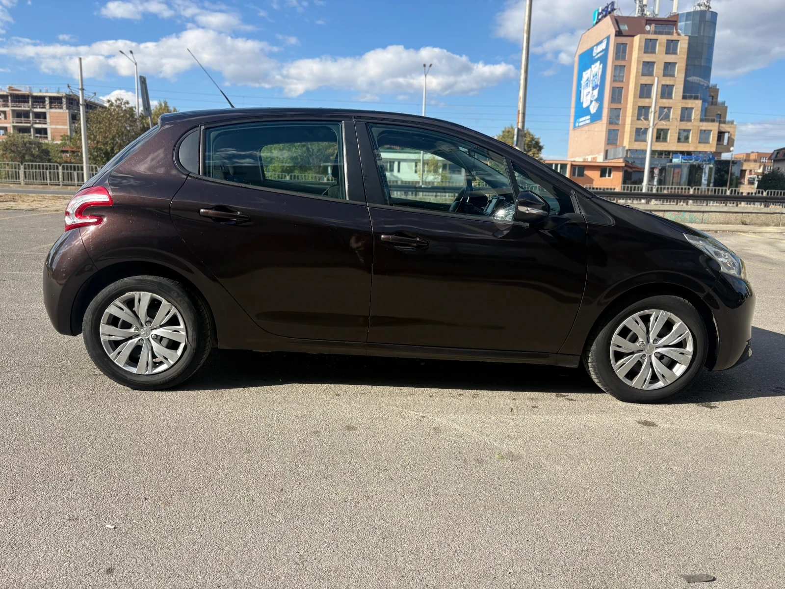 Peugeot 208 1, 2 HDI* ЗИМНИ ГУМИ* ГО, ГТП И КАСКО* ОБСЛУЖЕН !!, снимка 5 - Автомобили и джипове - 56245609