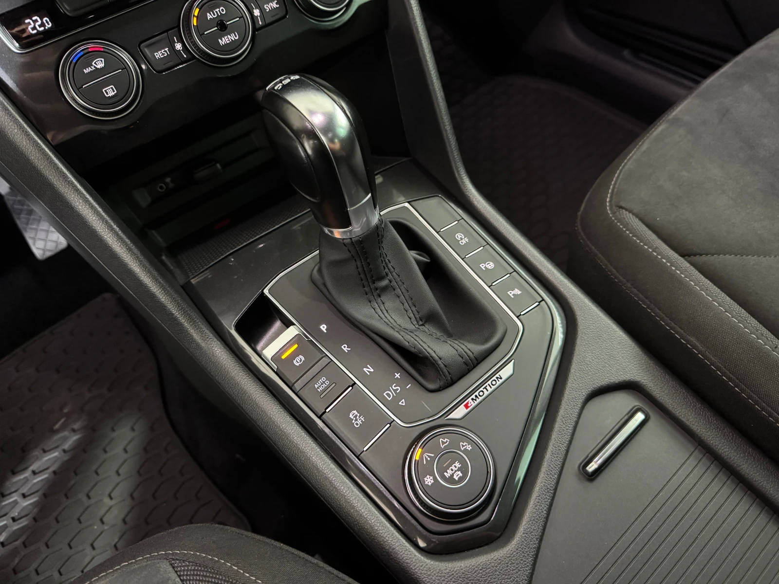 VW Tiguan 2.0 TDI DSG 4MOTION - DIGITAL - НАПЪЛНО ОБСЛУЖЕН, снимка 13 - Автомобили и джипове - 54628245