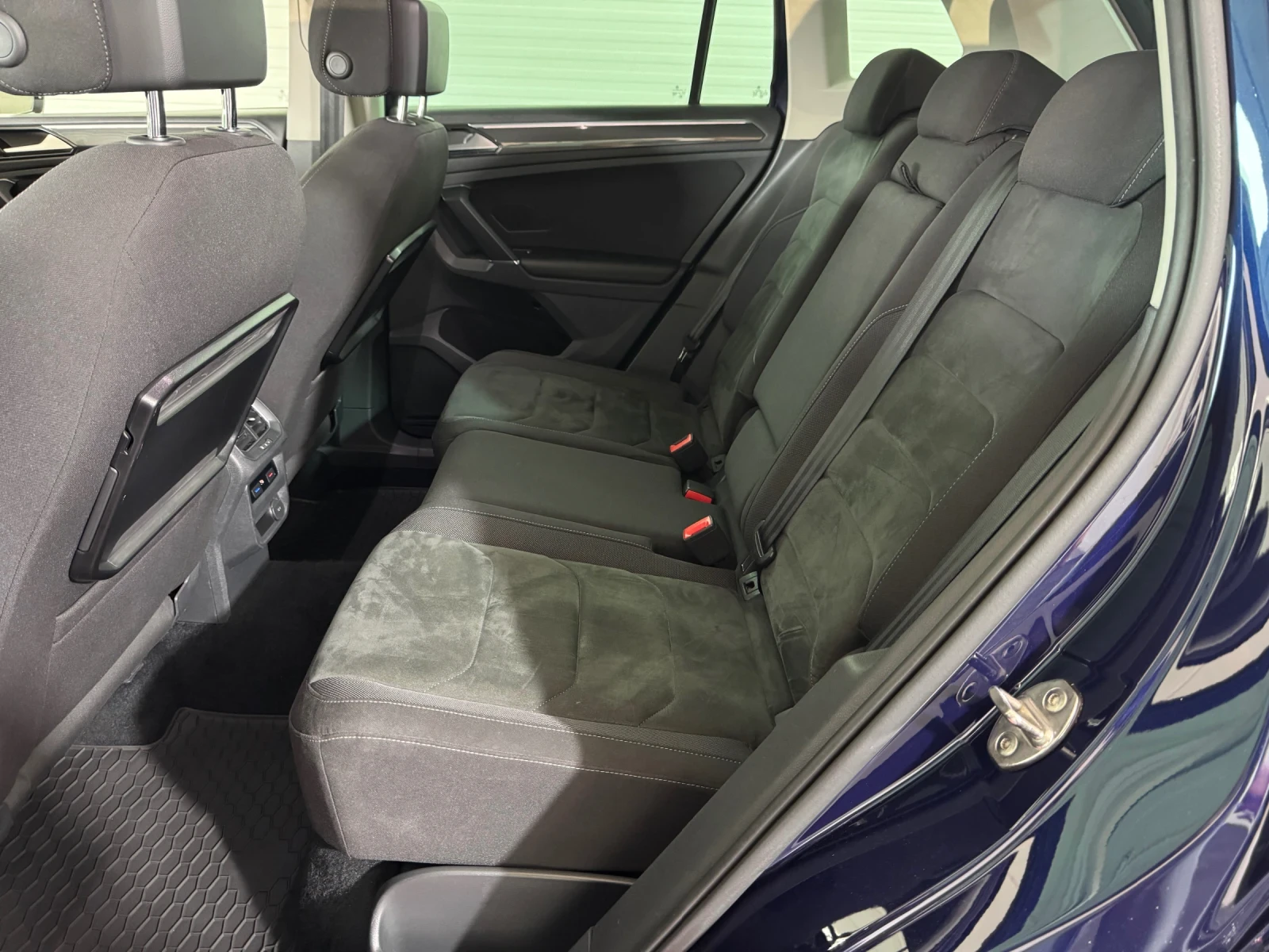 VW Tiguan 2.0 TDI DSG 4MOTION - DIGITAL - НАПЪЛНО ОБСЛУЖЕН, снимка 16 - Автомобили и джипове - 54628245
