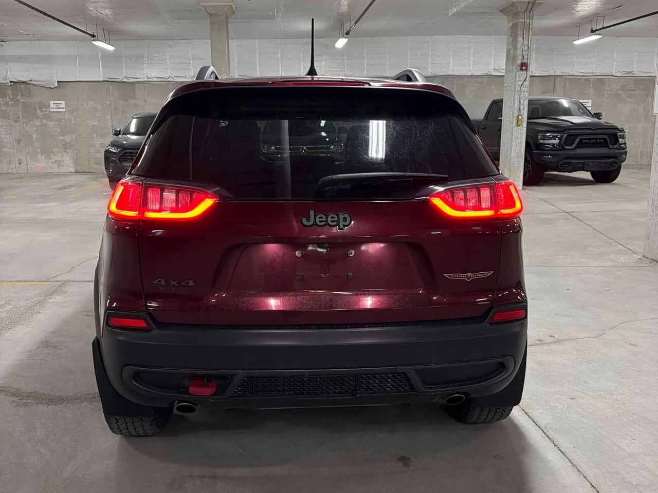 Jeep Cherokee * Trailhawk * CARFAX * БЕЗ ПЪРВОНАЧАЛНА ВНОСКА, снимка 4 - Автомобили и джипове - 54964103