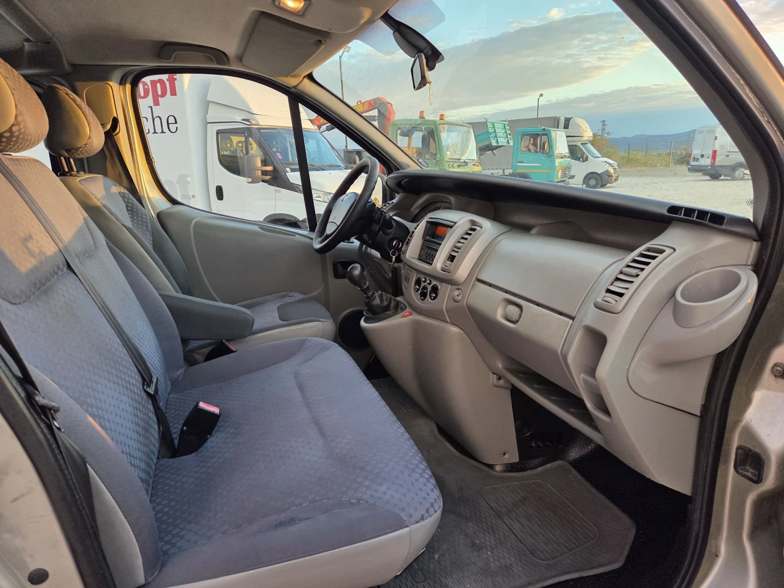 Renault Trafic, снимка 8 - Бусове и автобуси - 56684929