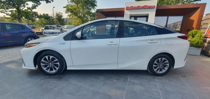 Toyota Prius PLUG IN HYBRID, снимка 3 - Автомобили и джипове - 51045617
