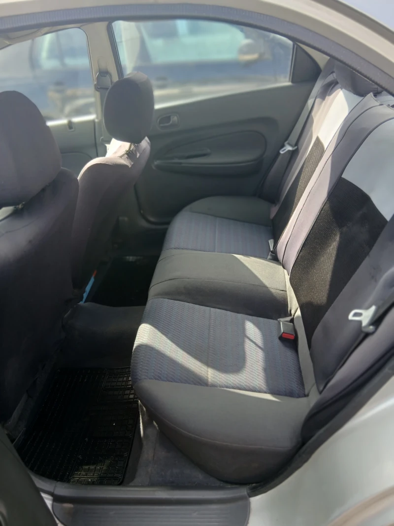 Mazda 323 1.5, снимка 9 - Автомобили и джипове - 53495962