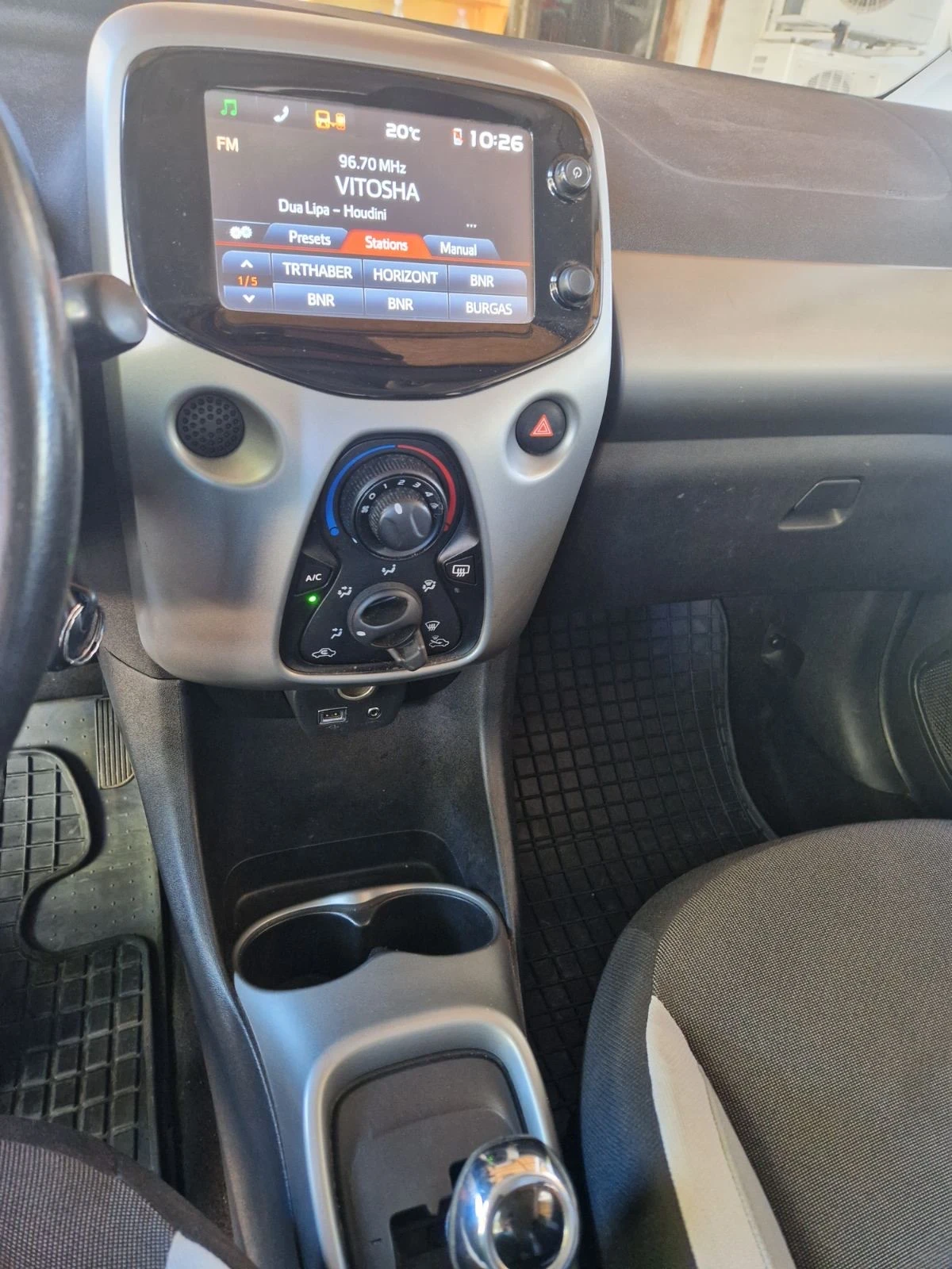 Toyota Aygo Aygo* avtomat* camera* 1.0, снимка 12 - Автомобили и джипове - 55743521