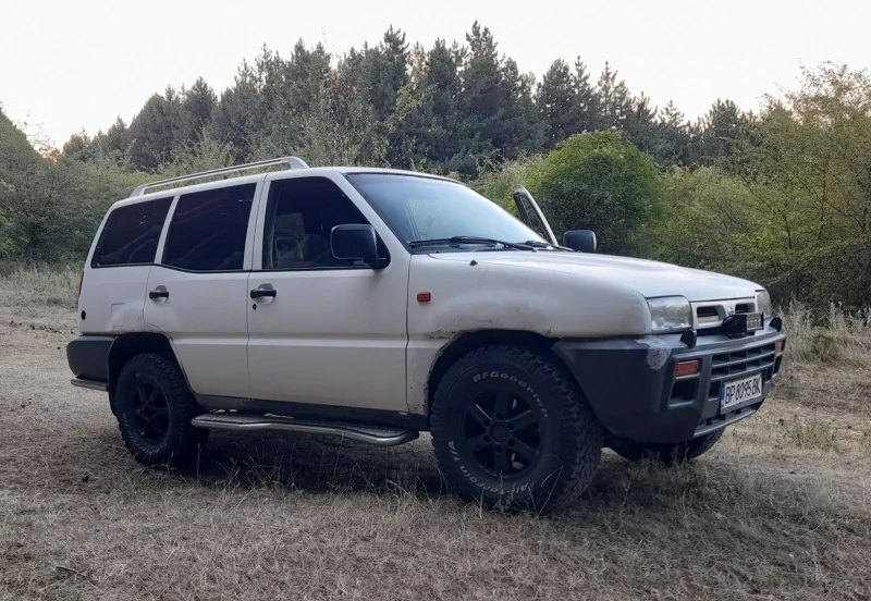 Nissan Terrano 2.4i, снимка 4 - Автомобили и джипове - 52402999