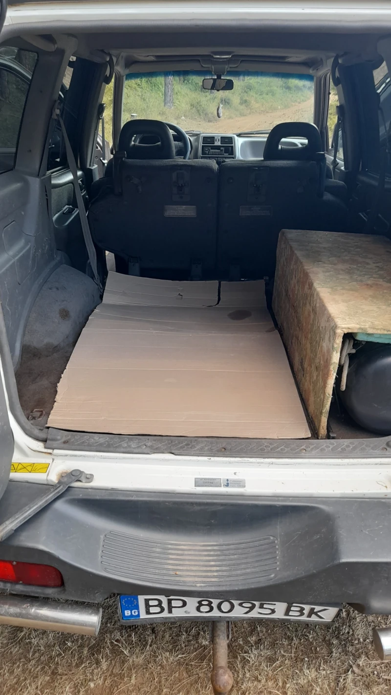 Nissan Terrano 2.4i, снимка 11 - Автомобили и джипове - 52402999