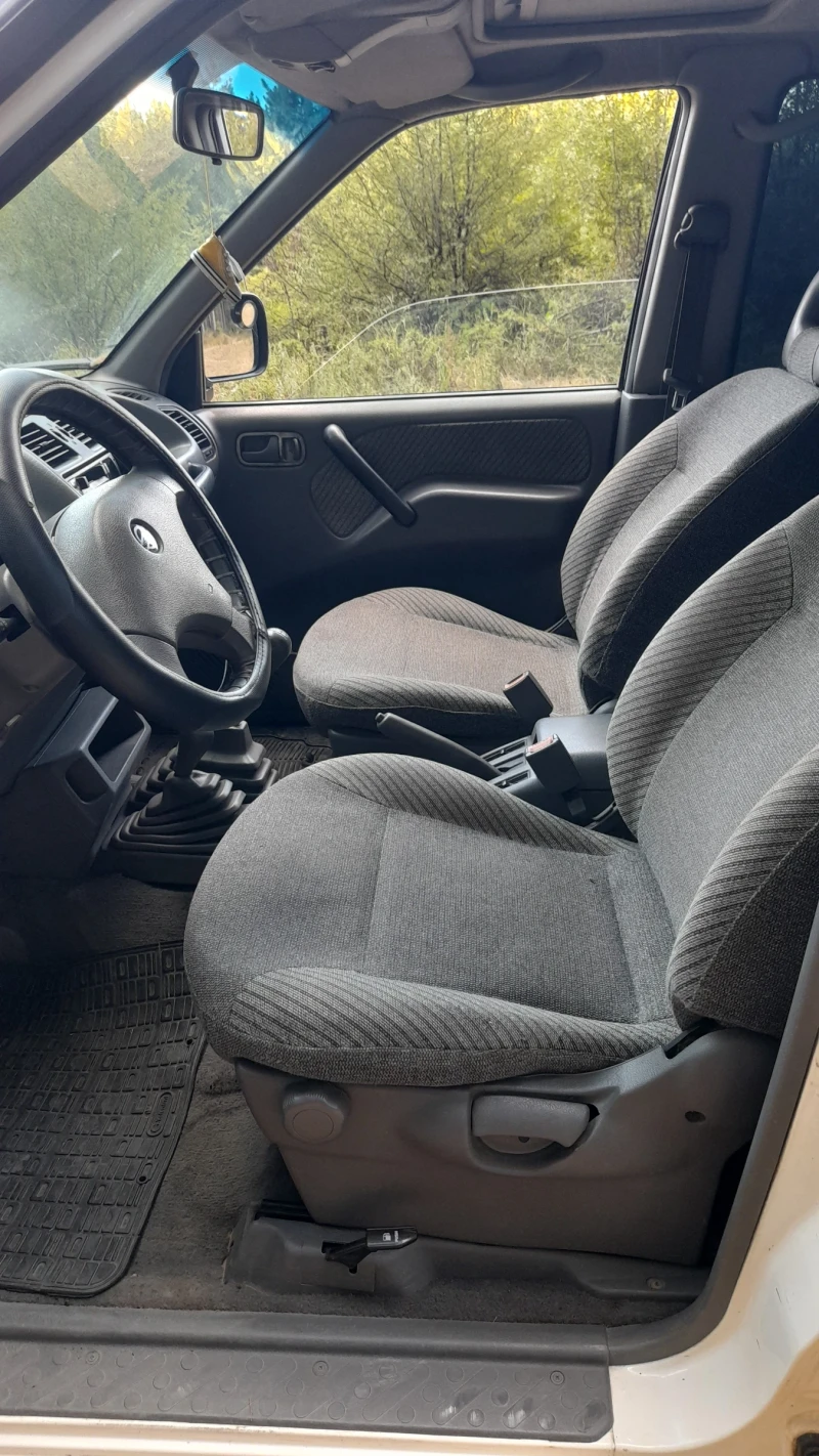 Nissan Terrano 2.4i, снимка 8 - Автомобили и джипове - 52402999