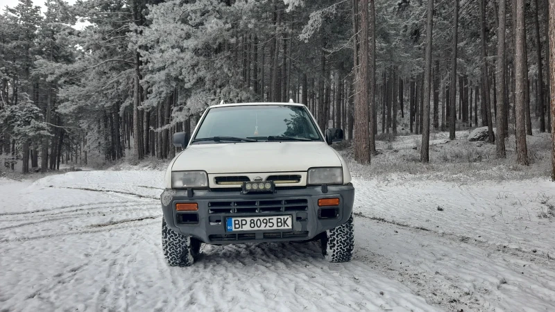 Nissan Terrano 2.4i, снимка 4 - Автомобили и джипове - 52402999