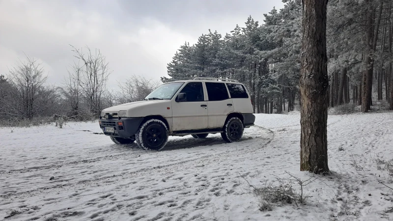 Nissan Terrano 2.4i, снимка 5 - Автомобили и джипове - 52402999