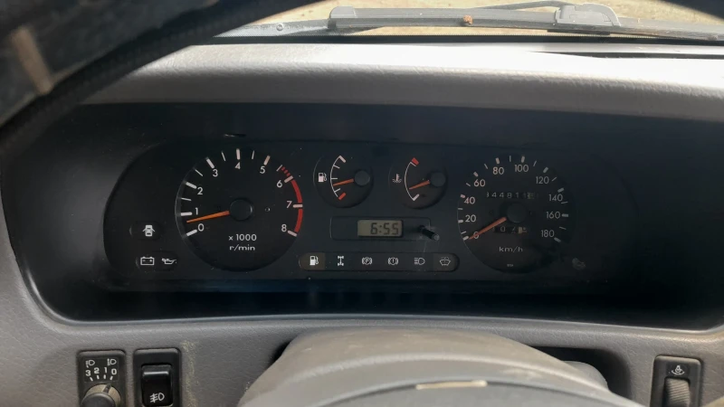 Nissan Terrano 2.4i, снимка 7 - Автомобили и джипове - 52402999