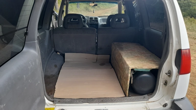 Nissan Terrano 2.4i, снимка 10 - Автомобили и джипове - 52402999