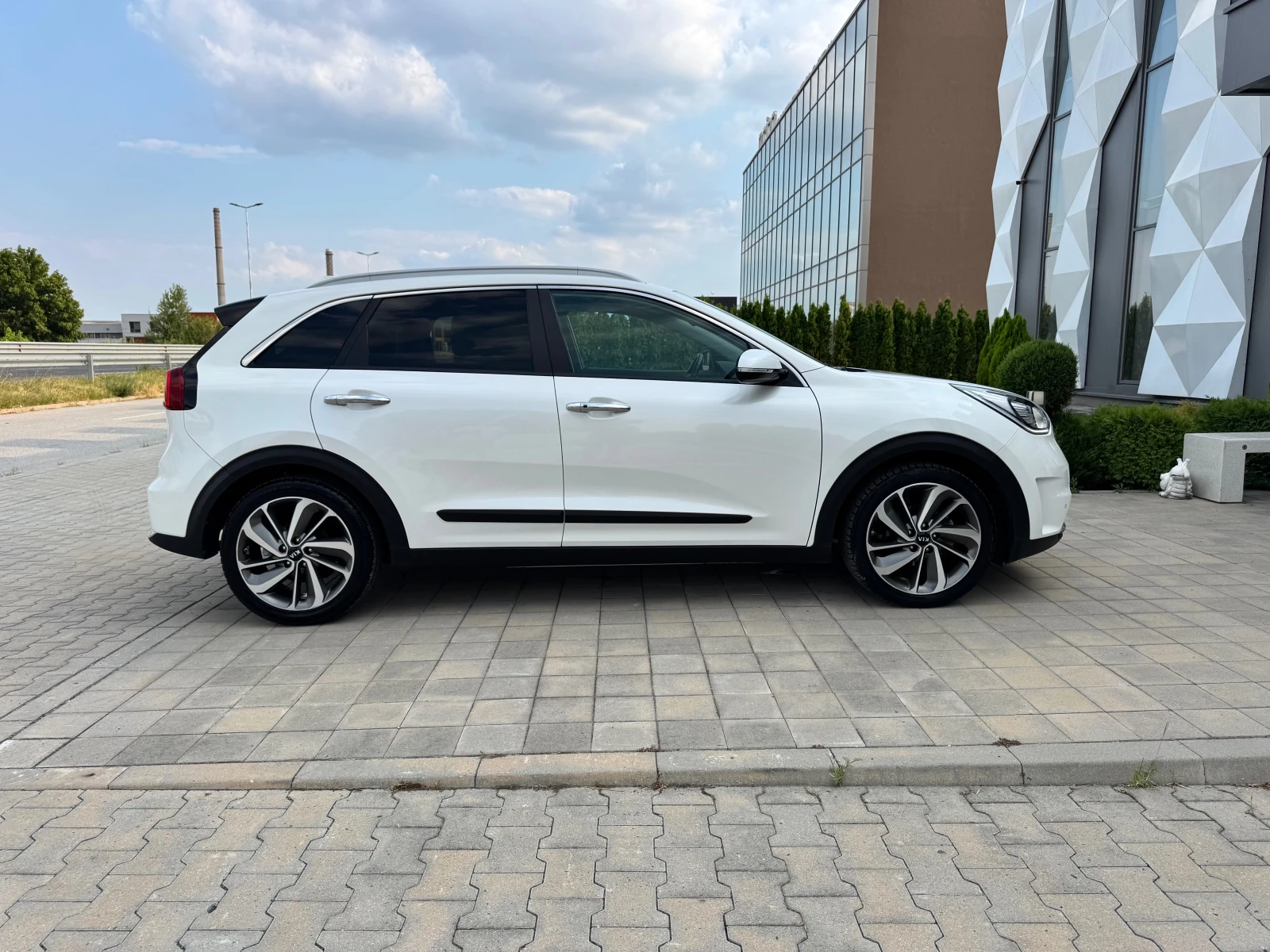 Kia Niro HYBRID-С.КНИЖКА-ОБДУХВАНЕ-KEYGO-LANE-ASIST-КАМЕРА- - изображение 4