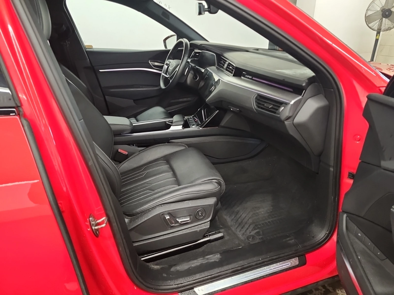 Audi Q8 e-tron Premium quattro, снимка 14 - Автомобили и джипове - 54210299