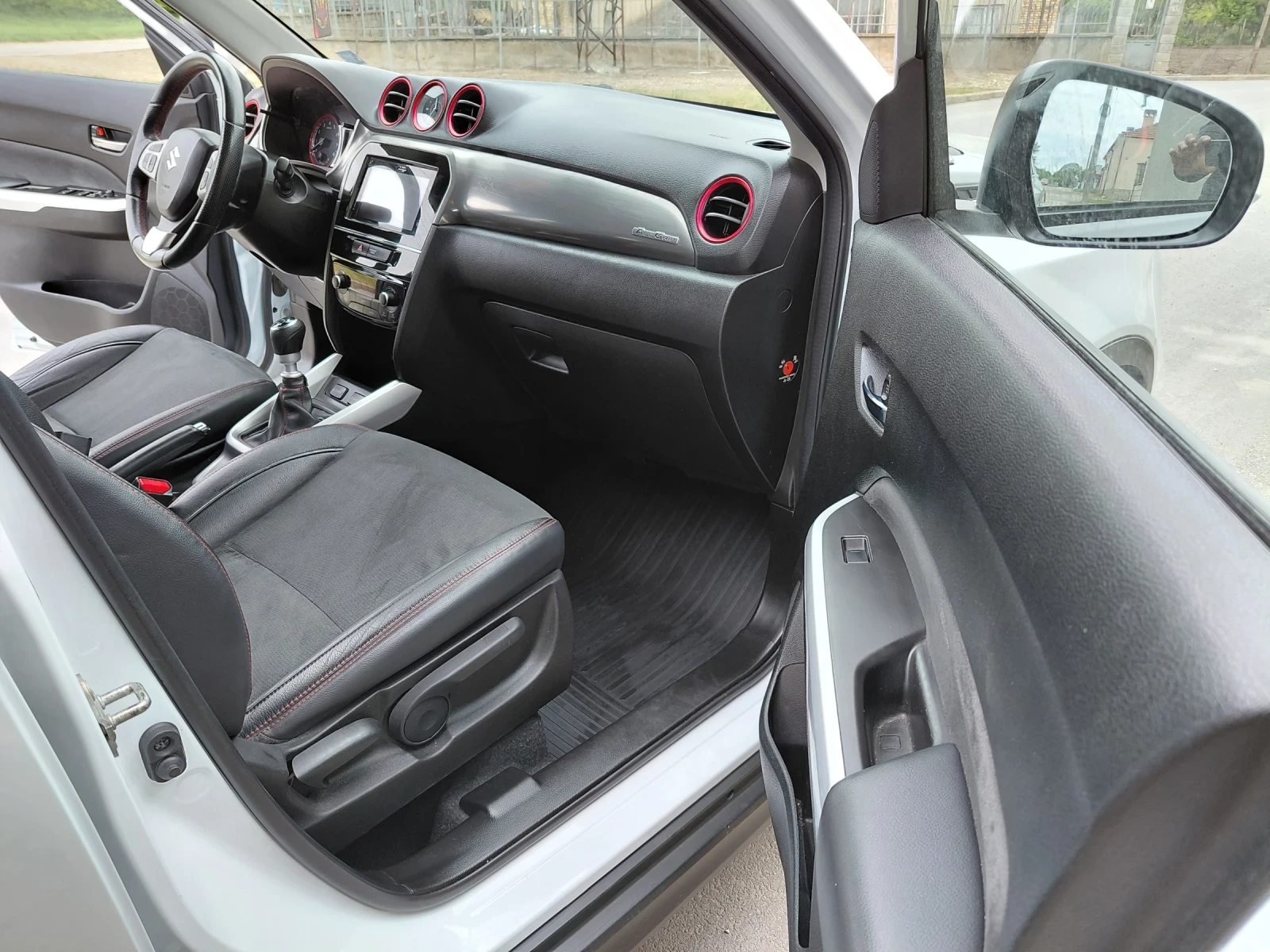 Suzuki Vitara 1.4T 4x4, снимка 8 - Автомобили и джипове - 54755175