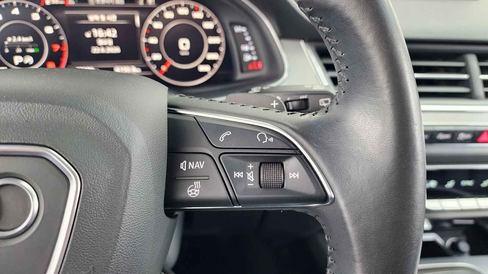 Audi Q7 45 TFSI quattro* ЛЮК* KEYLESS* КРАЙНА ЦЕНА, снимка 15 - Автомобили и джипове - 55302203