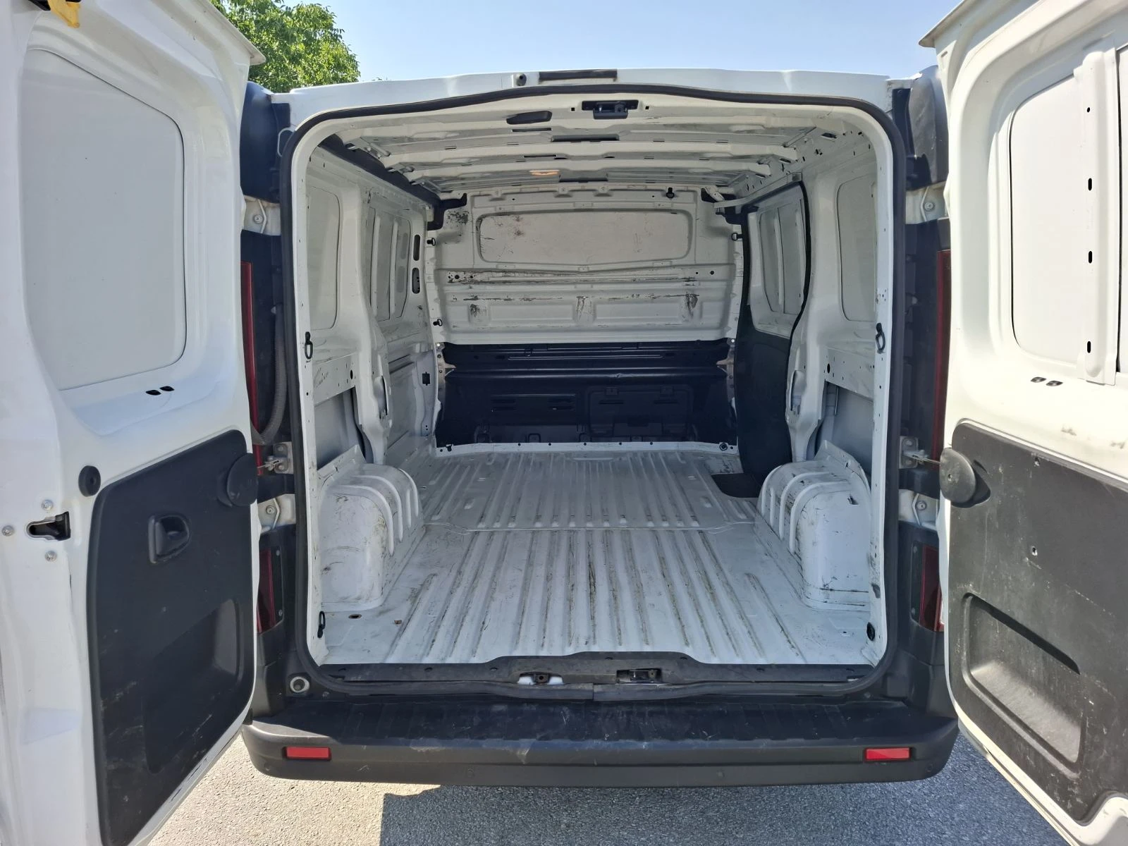 Renault Trafic 2.0 dci Van Life, снимка 8 - Бусове и автобуси - 55626882