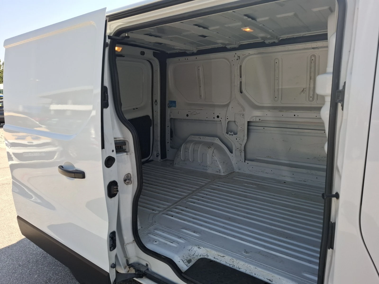 Renault Trafic 2.0 dci Van Life, снимка 7 - Бусове и автобуси - 55626882