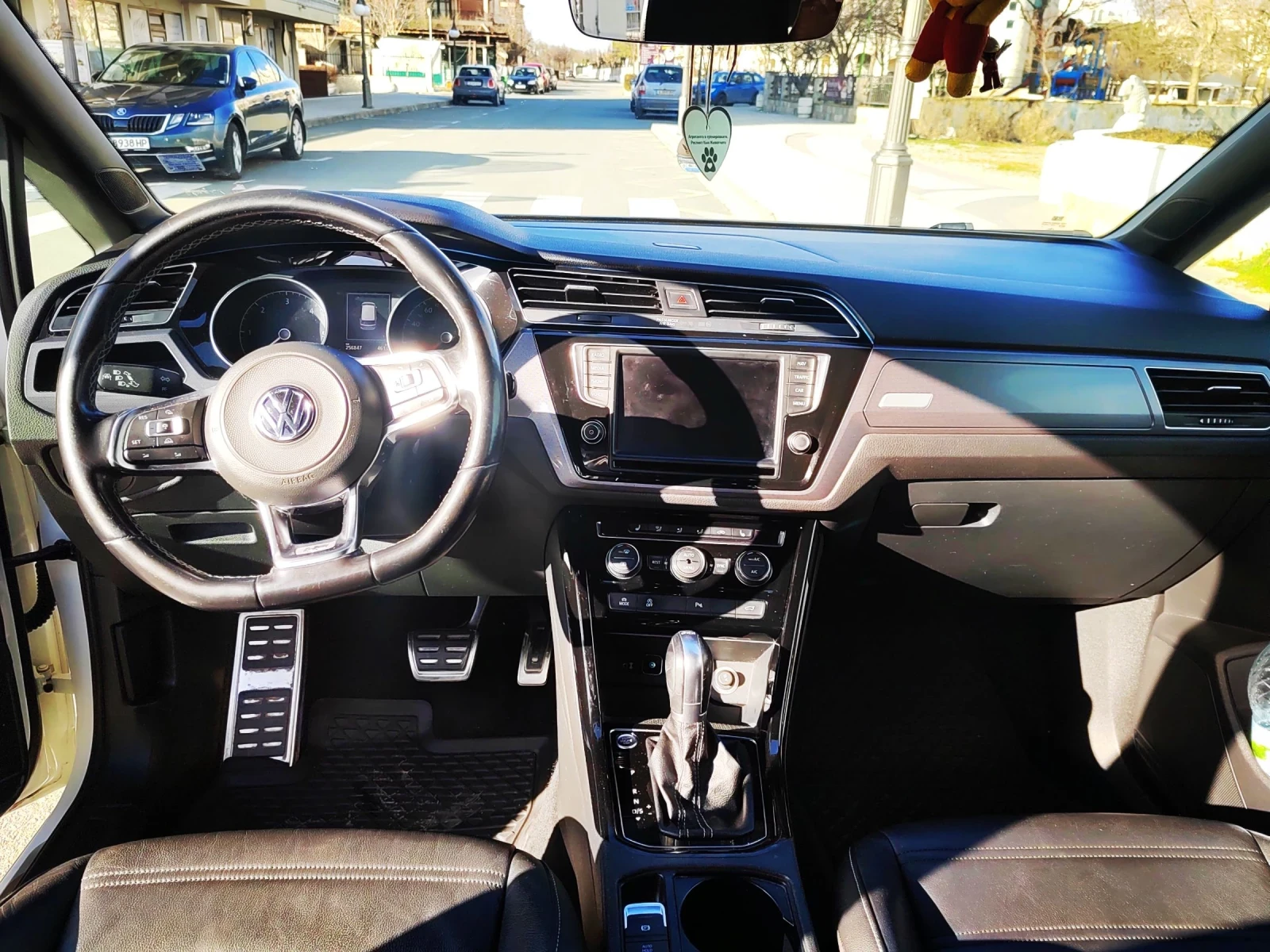 VW Touran R-Line 2.0 tdi /HIGHLINE/ DSG , снимка 4 - Автомобили и джипове - 55326892