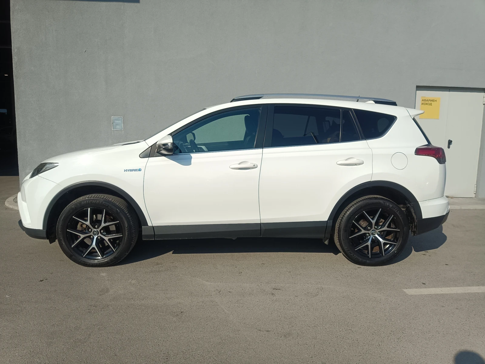Toyota Rav4 hybrid 2017 custom, снимка 4 - Автомобили и джипове - 55648042