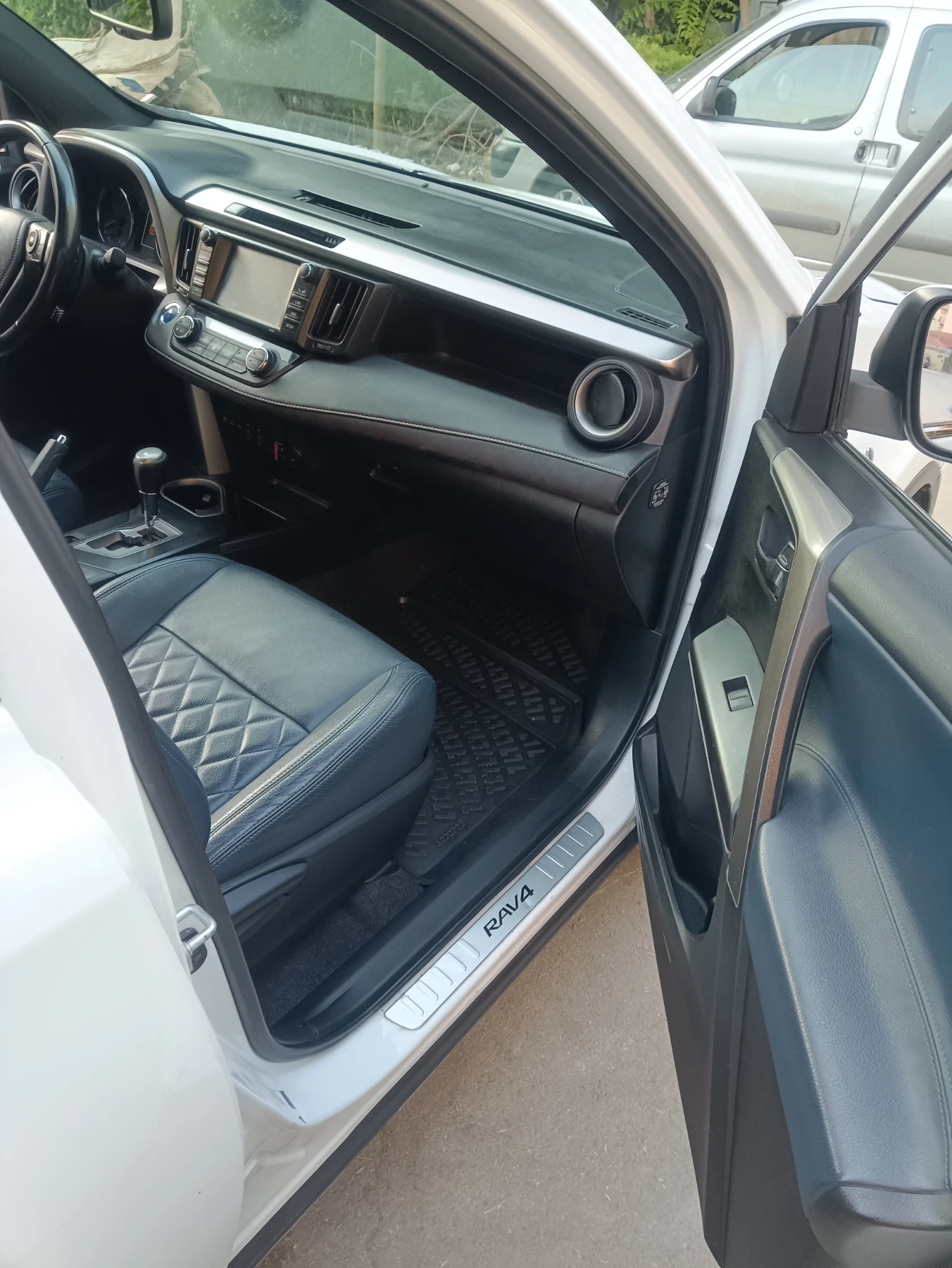 Toyota Rav4 hybrid 2017 custom, снимка 9 - Автомобили и джипове - 55648042