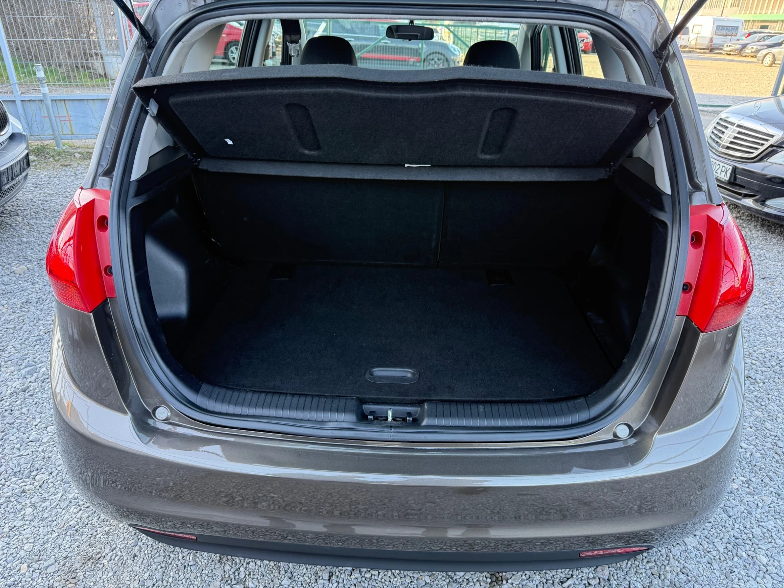 Kia Venga 1.6i АВТОМАТИК TOP! , снимка 15 - Автомобили и джипове - 53843871