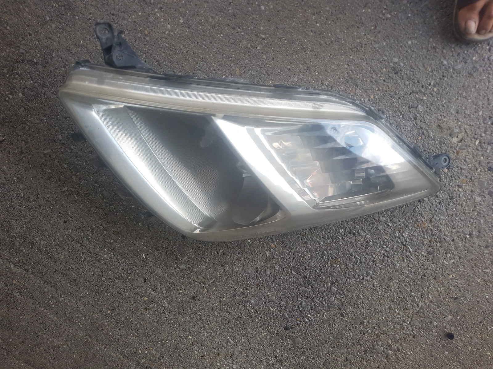 Toyota Prius 1.5i ляв фар, снимка 3 - Автомобили и джипове - 56138297