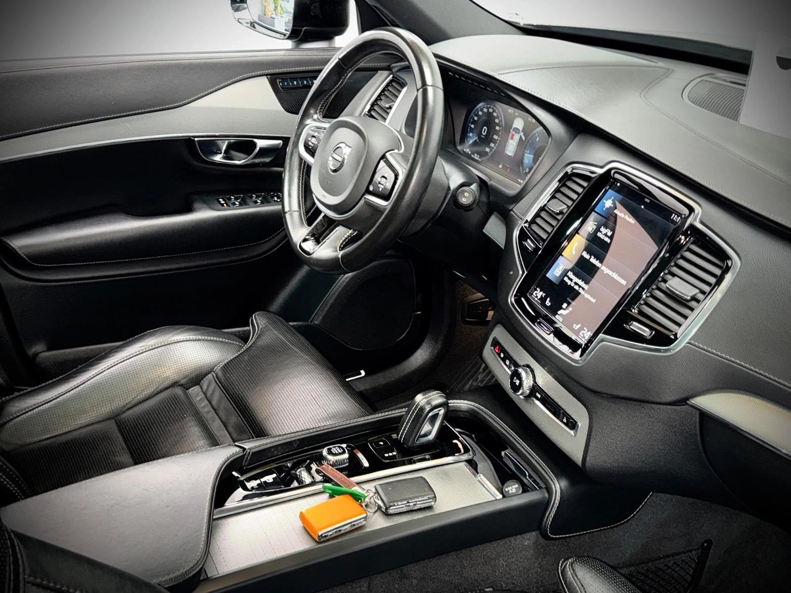 Volvo Xc90 B5/235HP/R-DESIGN/4X4/ACC/360/PANO/MAMO/213z, снимка 13 - Автомобили и джипове - 53997947