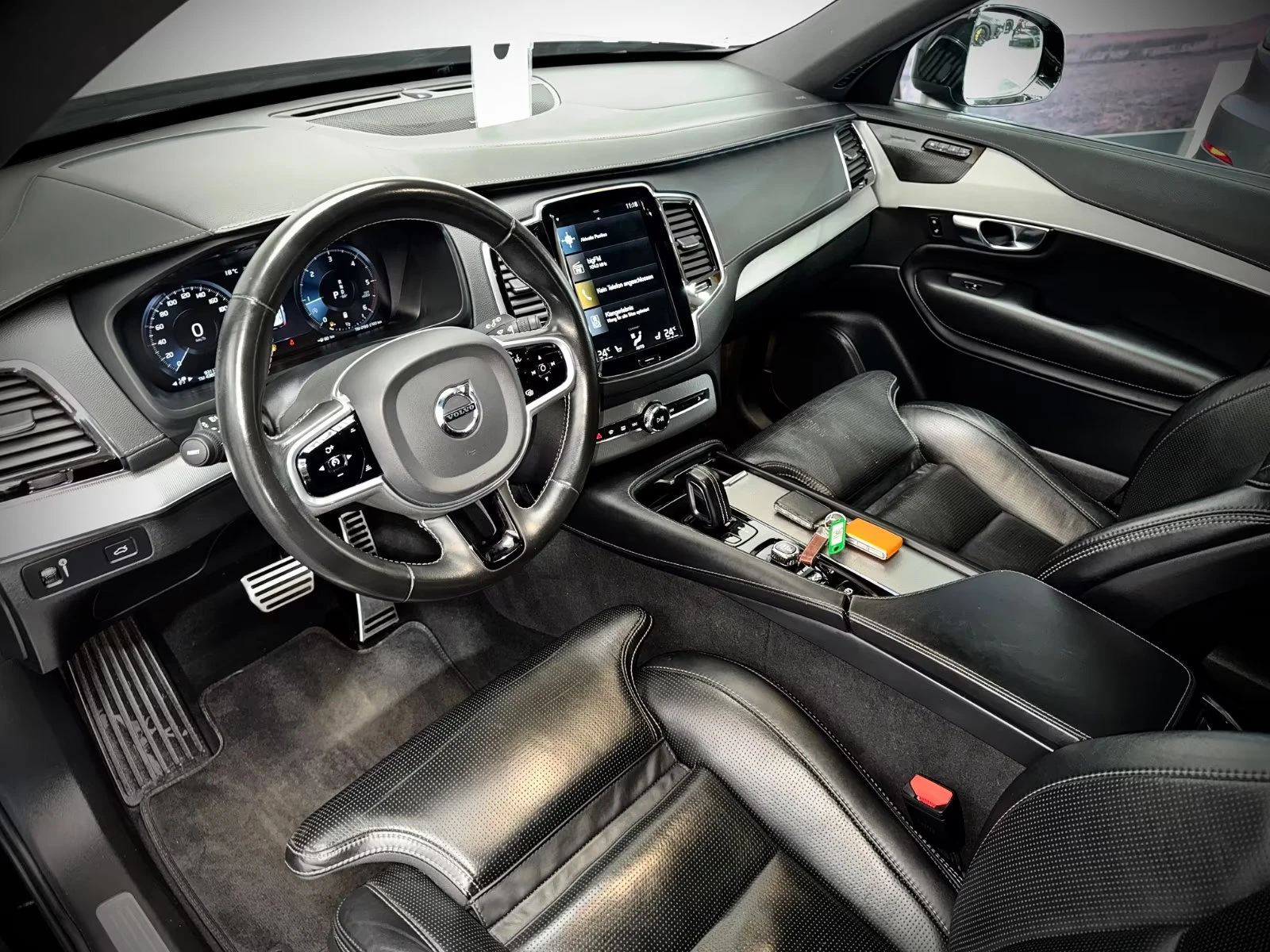 Volvo Xc90 B5/235HP/R-DESIGN/4X4/ACC/360/PANO/MAMO/213z, снимка 10 - Автомобили и джипове - 53997947