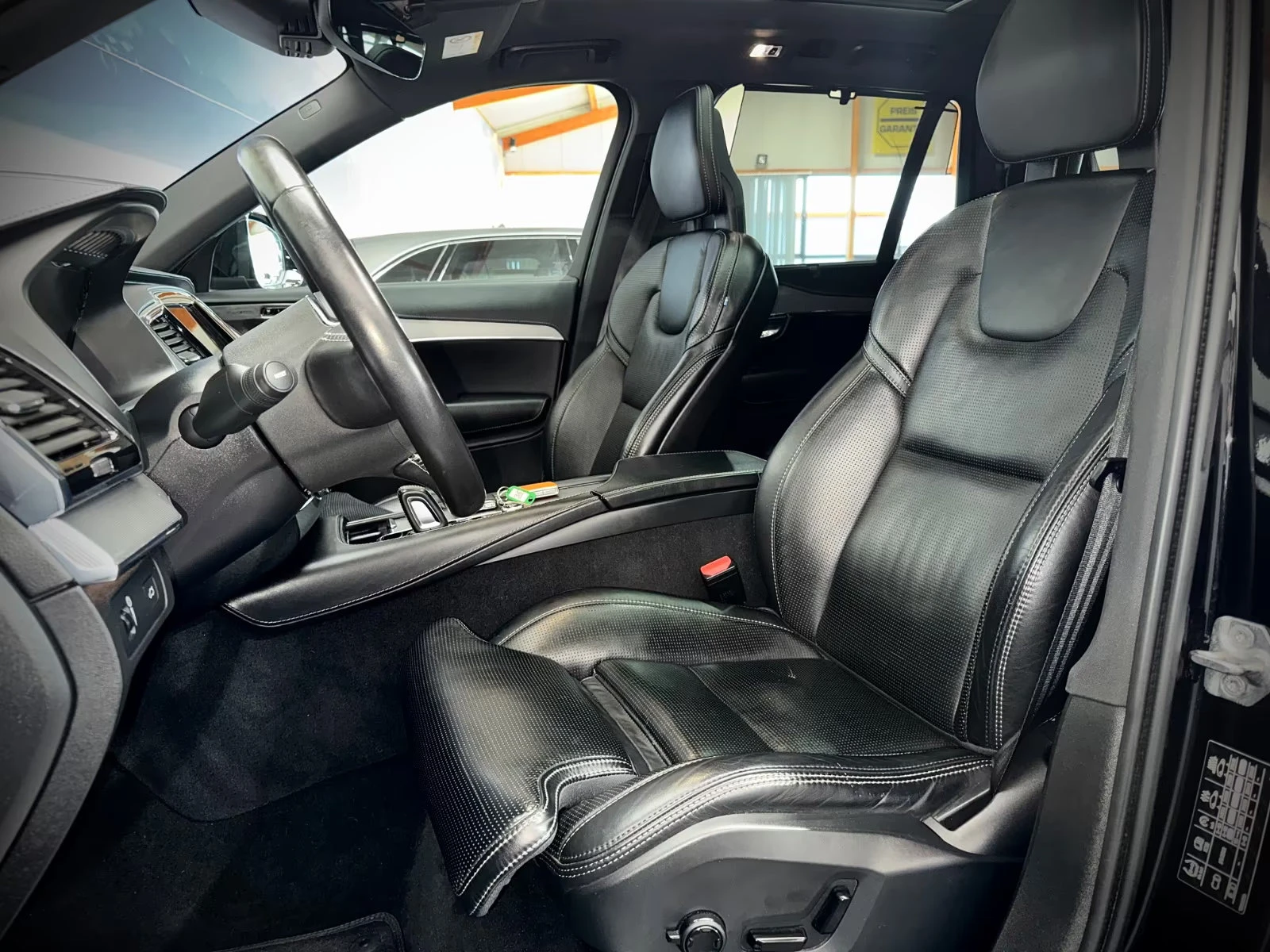 Volvo Xc90 B5/235HP/R-DESIGN/4X4/ACC/360/PANO/MAMO/213z, снимка 11 - Автомобили и джипове - 53997947