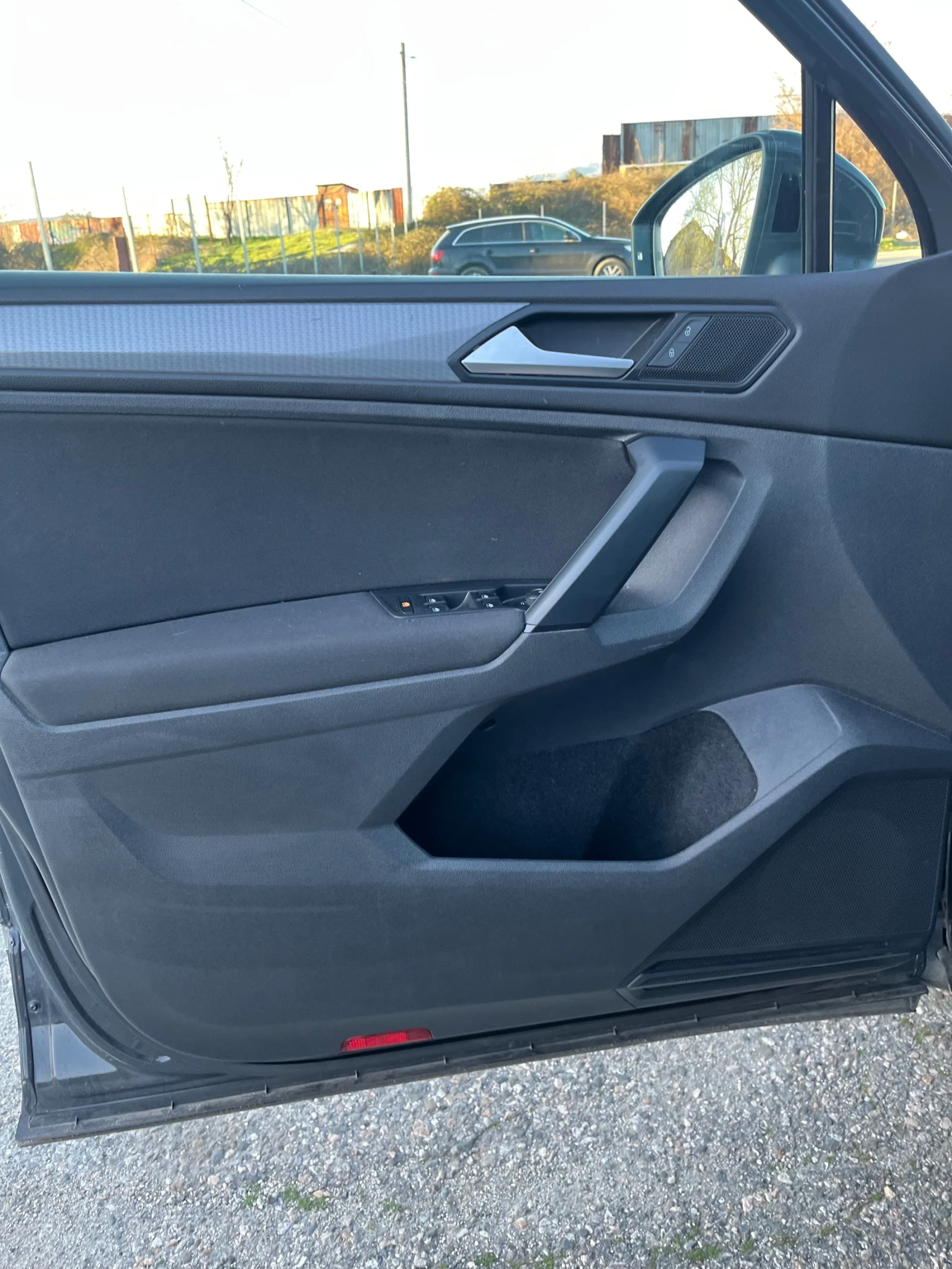 VW Tiguan 2.0 TDI 150кс. Automatic , снимка 11 - Автомобили и джипове - 54139971