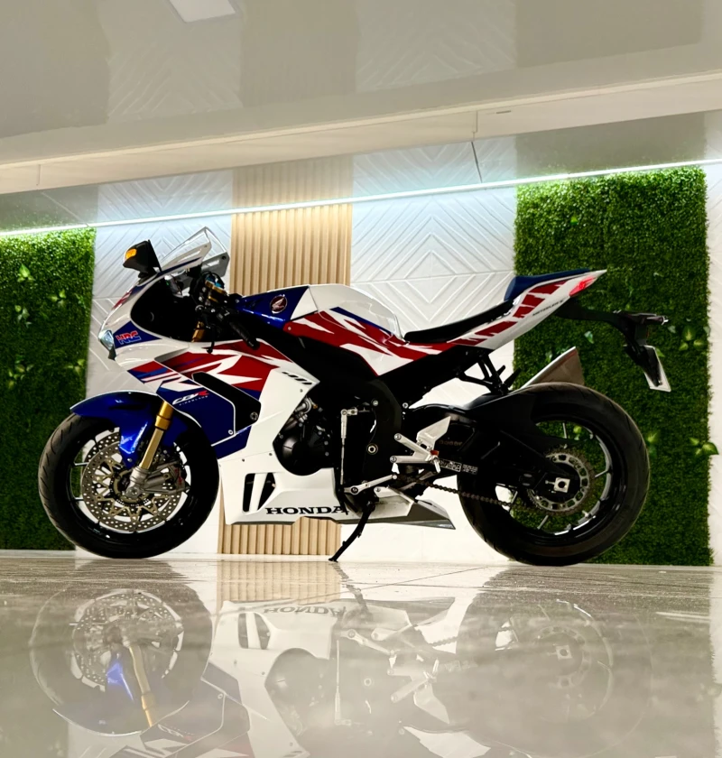 Honda Cbr 1000 RRR Limited series 1964 бр.от 2000 бр.5900км!, снимка 8 - Мотоциклети и мототехника - 52386592