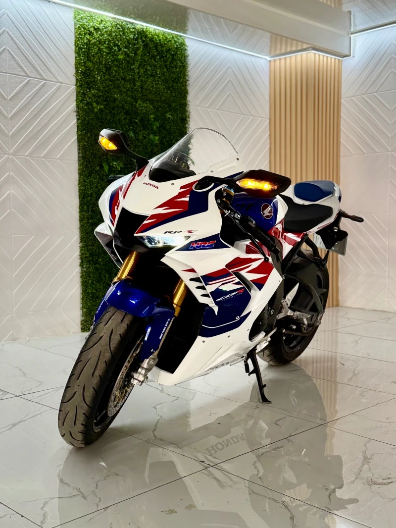 Honda Cbr 1000 RRR Limited series 1964 бр.от 2000 бр.5900км!, снимка 9 - Мотоциклети и мототехника - 52386592