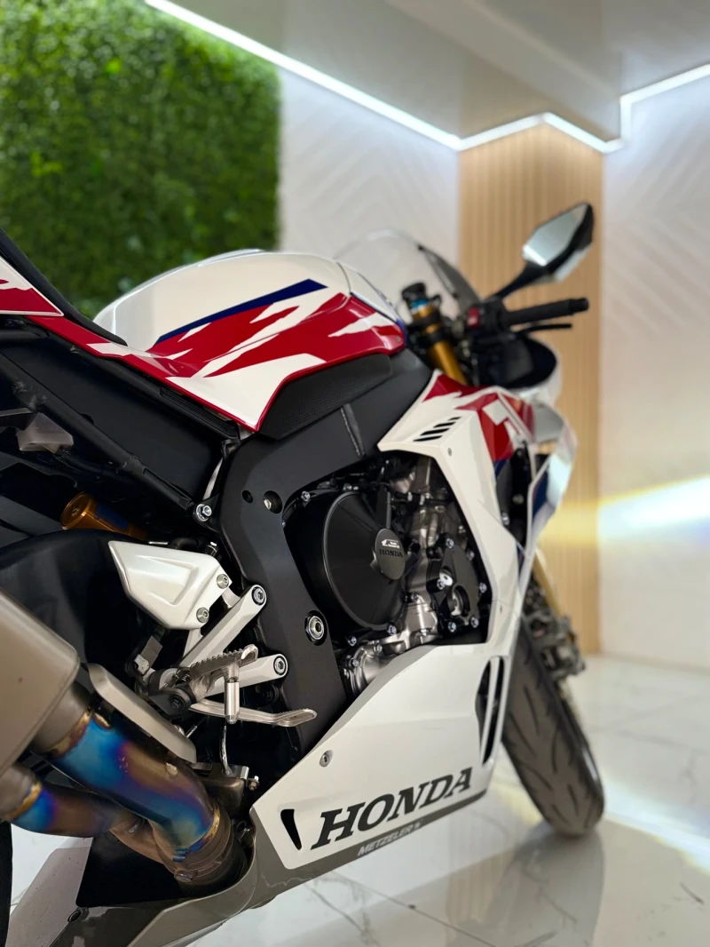 Honda Cbr 1000 RRR Limited series 1964 бр.от 2000 бр.5900км!, снимка 10 - Мотоциклети и мототехника - 52386592