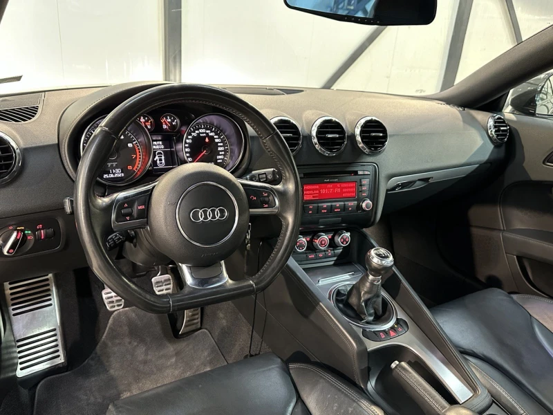 Audi Tt 1.8 TFSI/ПЕРФЕКТНА/ЛИЗИНГ, снимка 9 - Автомобили и джипове - 47473671