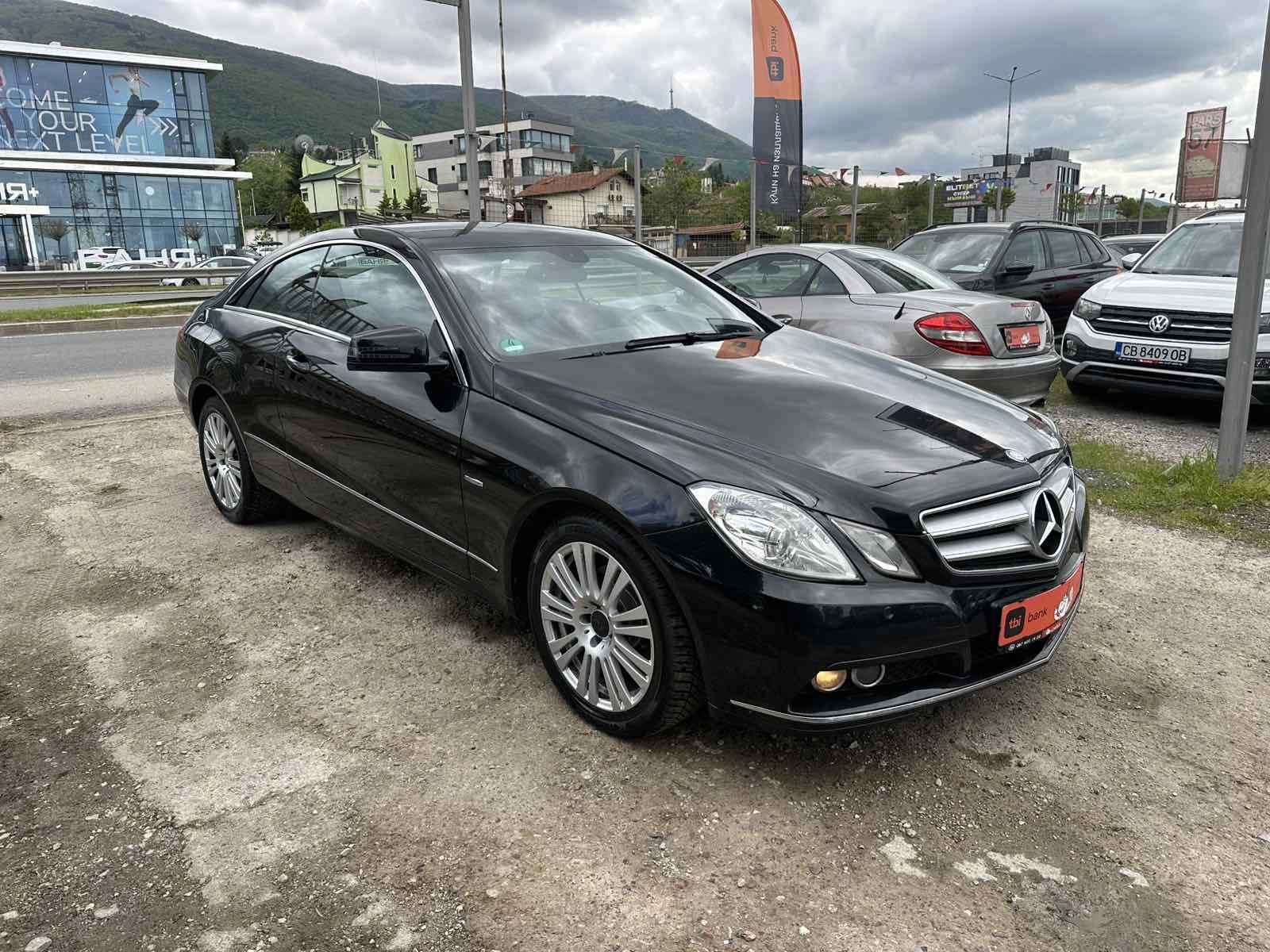 Mercedes-Benz E 200 CGI Avangarde 6-скорости, снимка 2 - Автомобили и джипове - 54485882