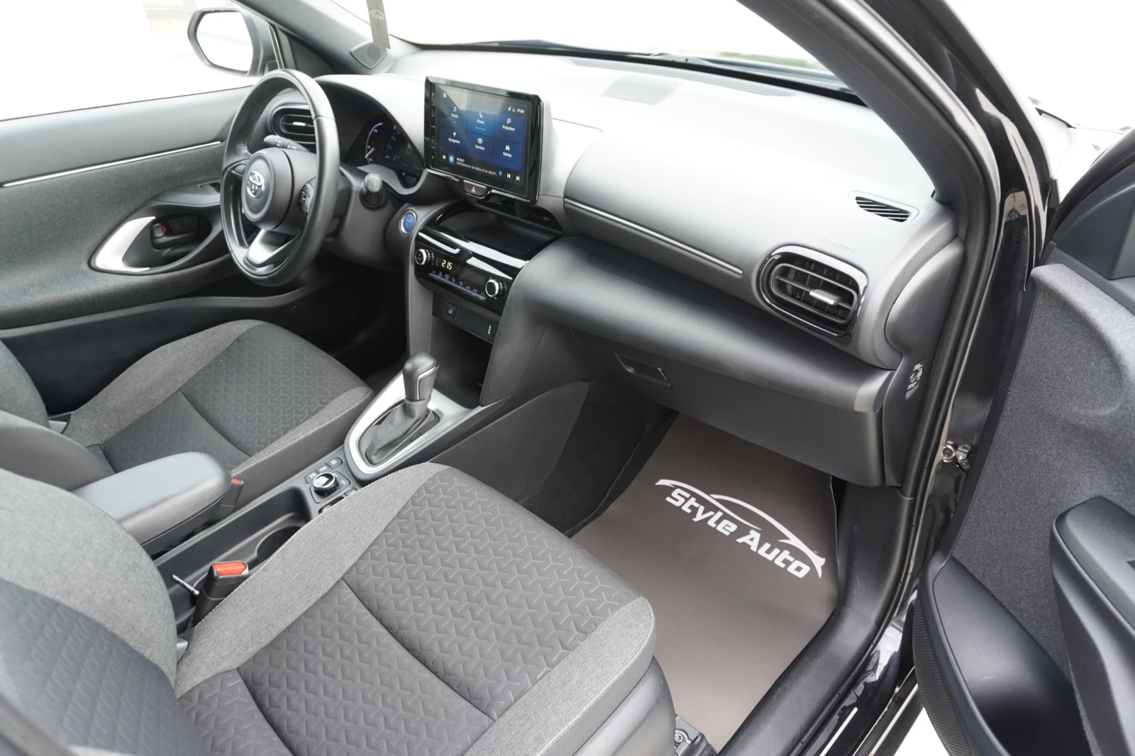 Toyota Yaris Cross 1.5 HYBRID/AWD-i/LOUNGE, КАТО НОВА!, снимка 13 - Автомобили и джипове - 55047008