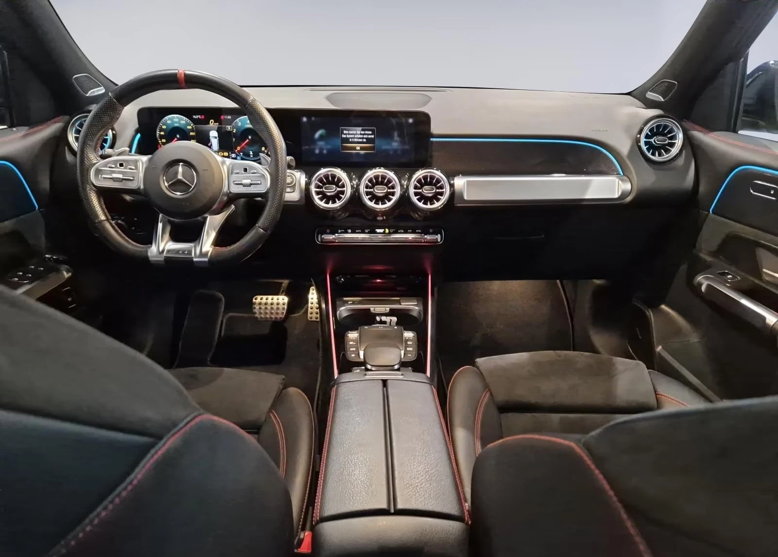 Mercedes-Benz GLB 35AMG/306HP/4MATIC/PANO/BURM/DISTR/AHK/CPLAY/159q, снимка 7 - Автомобили и джипове - 54202393