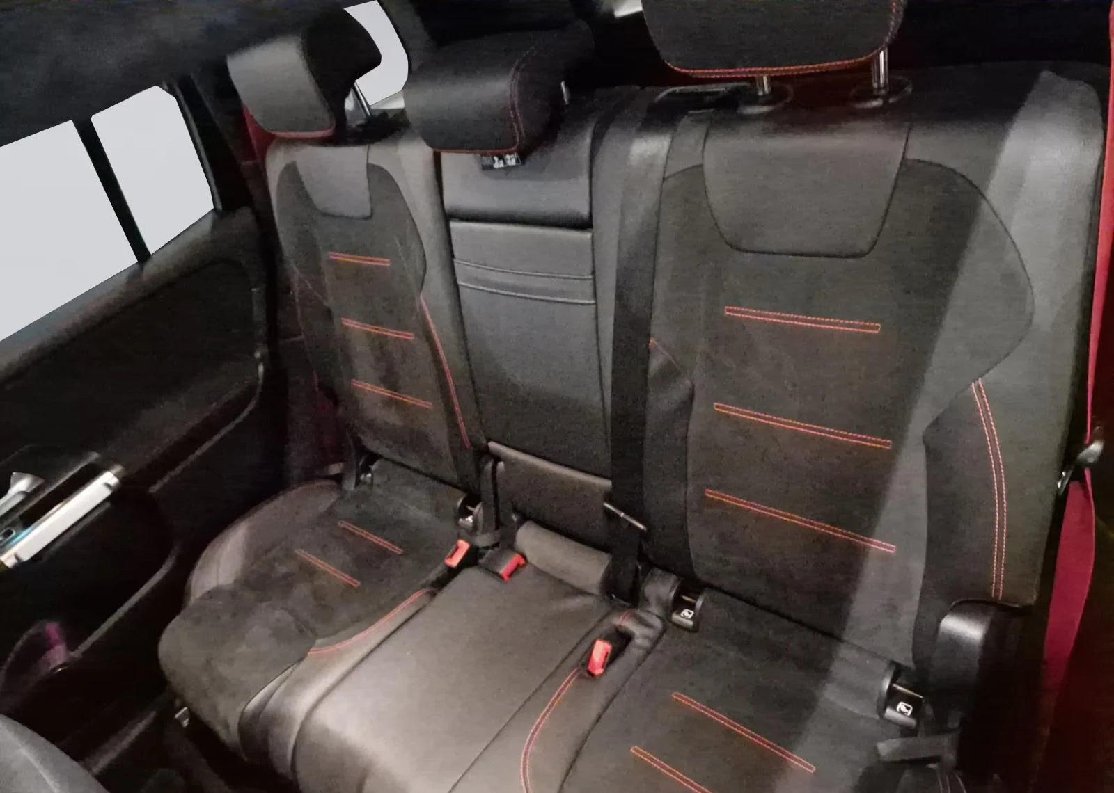Mercedes-Benz GLB 35AMG/306HP/4MATIC/PANO/BURM/DISTR/AHK/CPLAY/159q, снимка 10 - Автомобили и джипове - 54202393