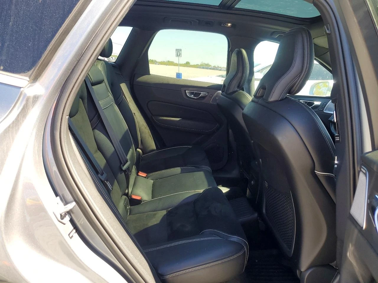 Volvo XC60 2.0l eAWD Plug-In Hybrid R-Design, снимка 11 - Автомобили и джипове - 54319151