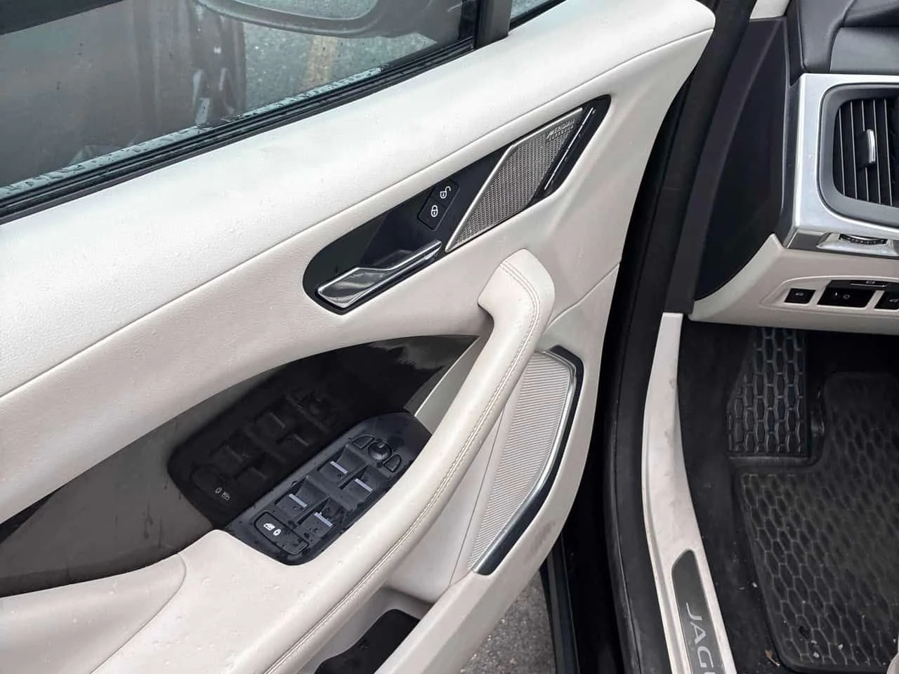 Jaguar I-Pace * AWD * АВТОКРЕДИТ БЕЗ ПЪРВОНАЧАЛНА ВНОСКА* , снимка 11 - Автомобили и джипове - 54992698