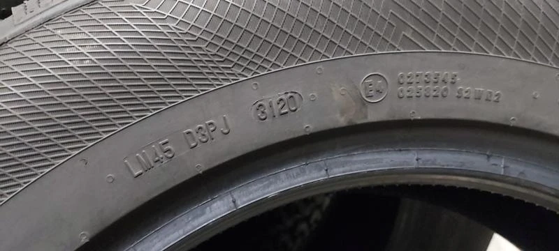 Гуми Зимни 235/60R18, снимка 8 - Гуми и джанти - 34684381