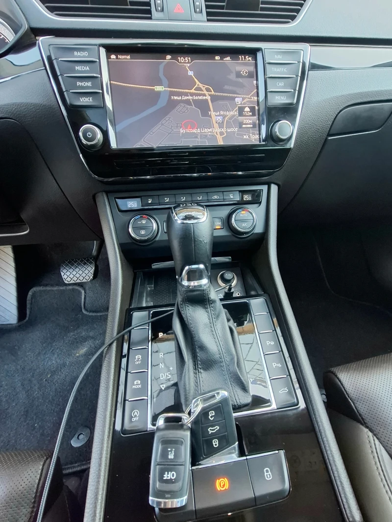 Skoda Superb L&K 190hp, снимка 10 - Автомобили и джипове - 52107365
