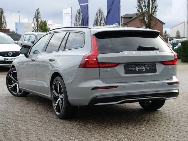 Volvo V60 B4 D Plus Dark, снимка 4 - Автомобили и джипове - 48864599